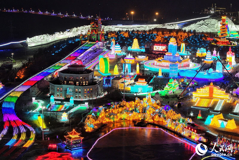 12月19日，以“冰雪福耀中華·民族大團結”為主題的長春冰雪新天地開門迎客。今年的長春冰雪新天地在冰雪景觀、娛樂設施、演藝活動等方面進行了一系列創(chuàng)新升級。隨著夜幕降臨，冰雕景觀亮燈，整個園區(qū)仿佛一座如夢如幻的冰雪王國。新雪季，長春市圍繞“學滑雪，到長春”和“冰雪新天地，粉雪嘉年華”兩大主題舉辦200余項特色冰雪活動，持續(xù)推動冰雪經(jīng)濟高質量發(fā)展。人民網(wǎng)記者 李洋攝