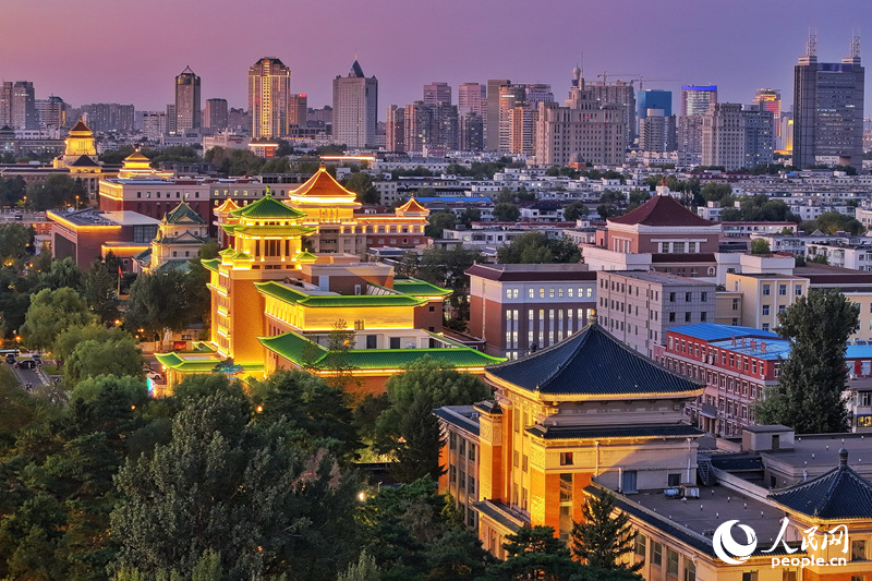 7月5日，長春新民大街歷史文化街區(qū)煥新歸來，為游客打開了了解長春的一扇窗。作為吉林省首條“中國歷史文化名街”，新民大街于今年2月啟動保護提升活化利用項目。通過改建博物館、更新旅游設施、拓寬慢行系統(tǒng)等措施，提升街區(qū)的歷史文化教育功能，打造集愛國主義教育、旅游觀光、近代史文化展示于一體的綜合性文化街區(qū)。人民網(wǎng)記者 李洋攝