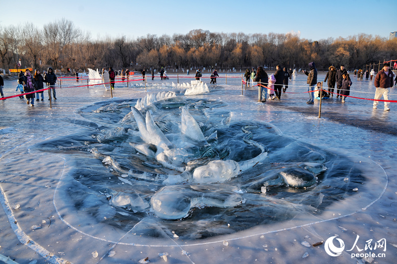 2月，長春南湖公園“冰龍”吸引著眾多市民游客前來打卡。這條長達30米的冰建，龍頭威武，龍身蜿蜒，龍爪強勁，好似要沖出水面起勢騰飛，向廣大市民游客傳遞著中華優秀傳統文化，寓意著幸福安康。人民網記者 李洋攝