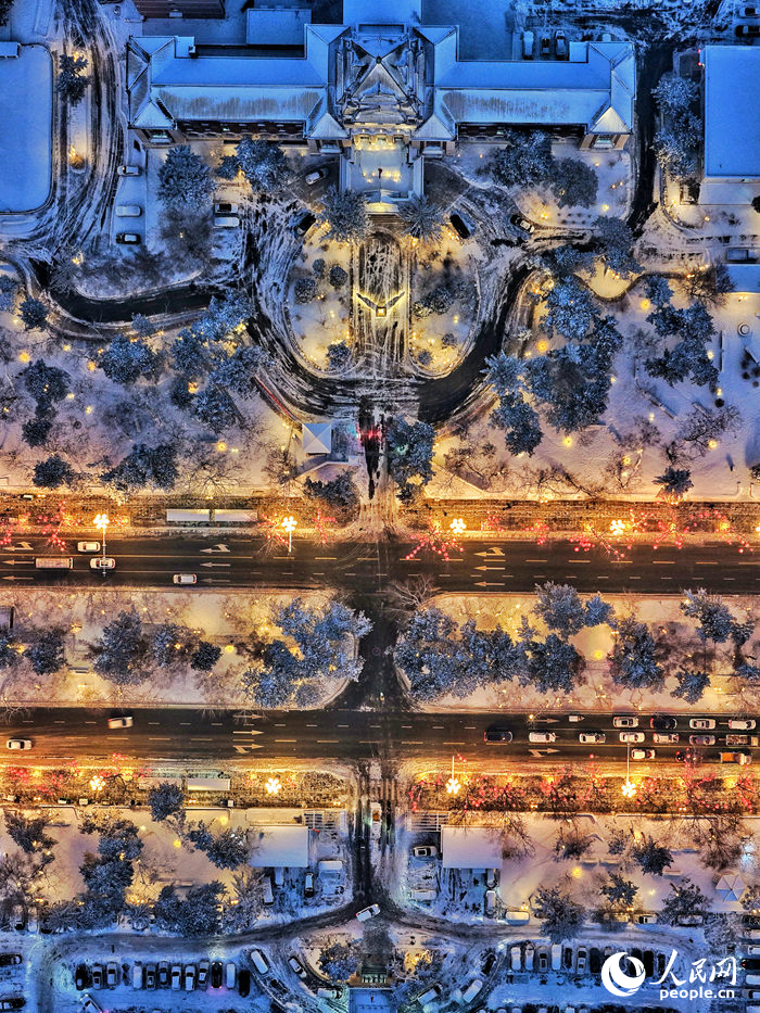 12月，一場大雪過后，長春市新民大街宛如一幅靈動的冬日畫卷，市民游客紛紛走上街頭賞景打卡，感受雪后的獨特韻味。新民大街是吉林省首條“中國歷史文化名街”，2025年啟動保護提升活化利用項目讓整條街道煥新重生，成為了春城最熱鬧的文化會客廳，生動展現了“人民城市人民建，人民城市為人民”的理念。人民網記者 李洋攝