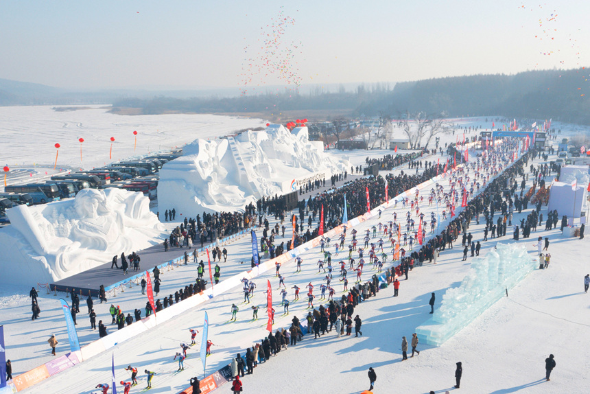 1月4日，第24屆中國(guó)長(zhǎng)春凈月潭瓦薩國(guó)際滑雪節(jié)鳴槍開賽。長(zhǎng)春凈月高新區(qū)供圖
