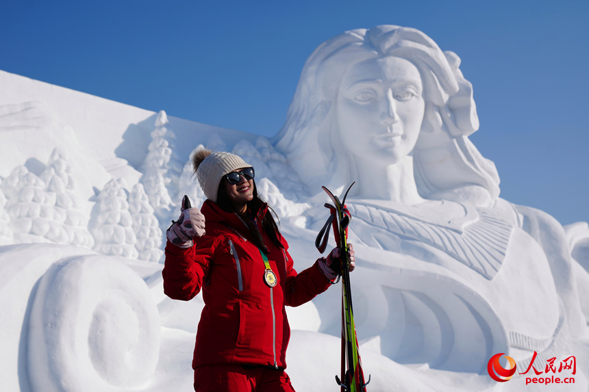 比賽過后，一名選手在凈月潭女神雪雕前拍照留念。人民網(wǎng)記者 李洋攝