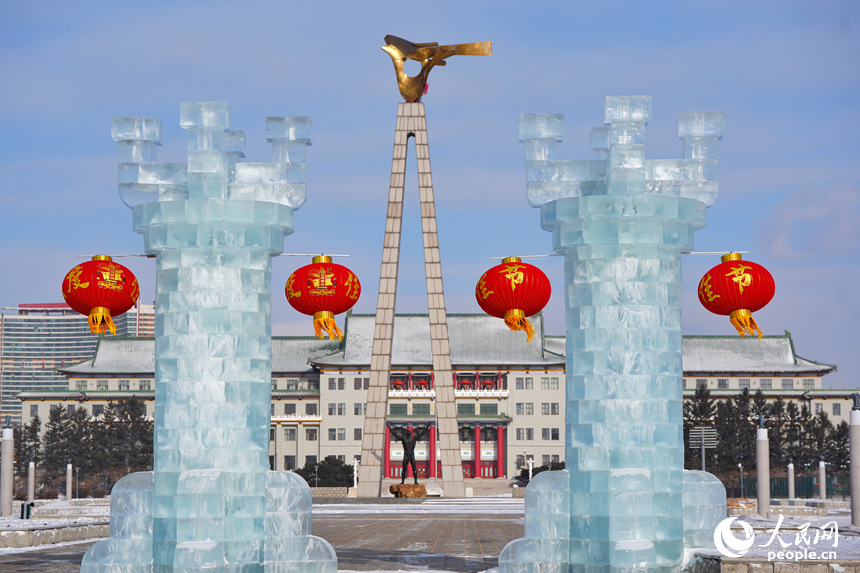 “冰天壇”旁掛起的大紅燈籠格外喜慶。人民網記者 李洋攝
