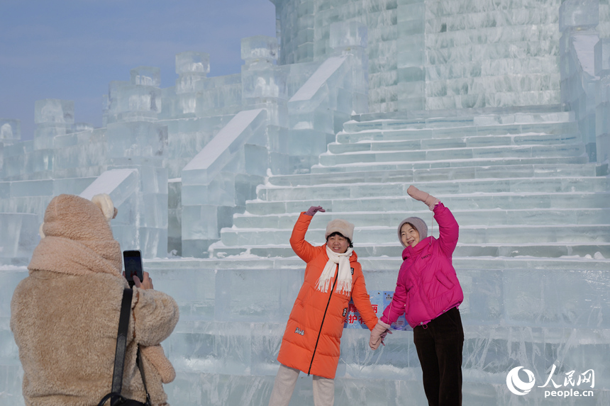 游客在“冰天壇”旁合影留念。人民網記者 李洋攝