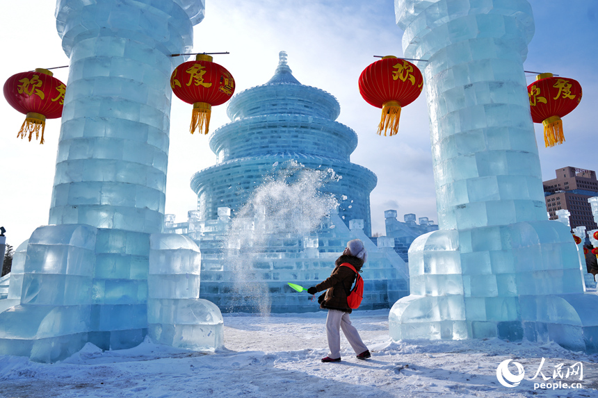 游客在“冰天壇”景觀前玩雪賞冰。人民網(wǎng)記者 李洋攝