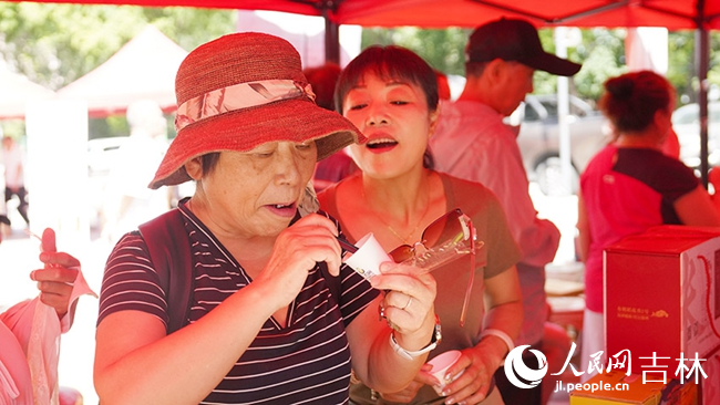 沈陽(yáng)市民現(xiàn)場(chǎng)品嘗大米。李成偉 攝