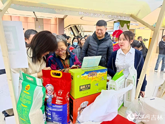 “應(yīng)季嘗新米，豐收有點(diǎn)甜”2025長(zhǎng)春大米新米上市發(fā)布會(huì)現(xiàn)場(chǎng)。（資料圖片 劉怡鷥 攝）