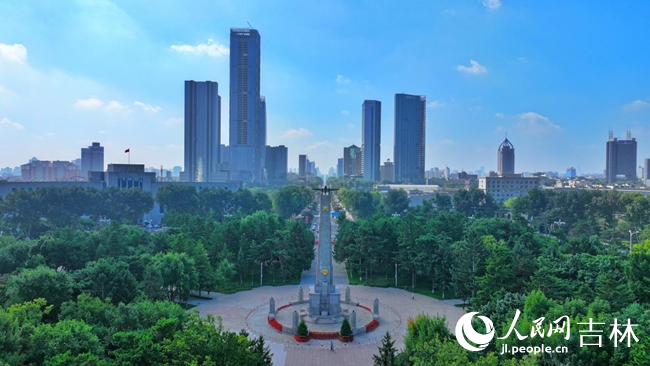 人民廣場內(nèi)，修繕一新的蘇軍烈士紀念塔。人民網(wǎng)記者 李洋攝