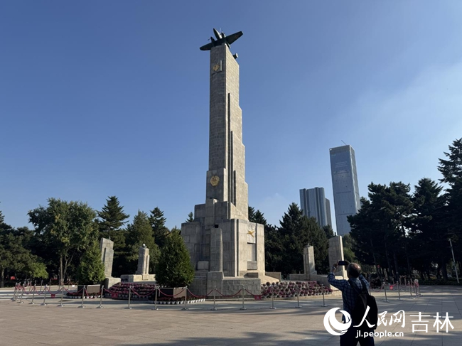 用鏡頭記錄蘇聯(lián)紅軍烈士紀念塔的侯志國。人民網(wǎng)記者 李思玥攝