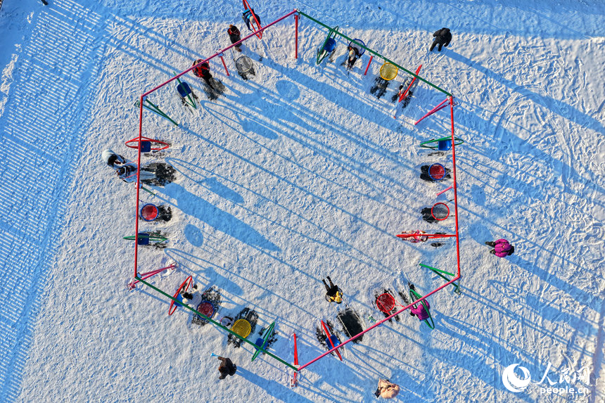 市民游客在長(zhǎng)春南湖感受冰上秋千。人民網(wǎng)記者 李洋攝