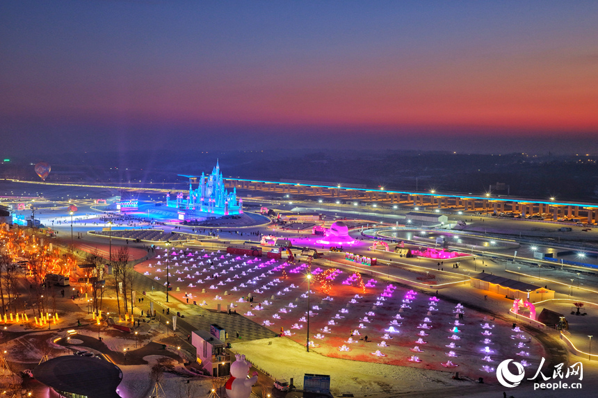 在長春肆季南河岸線公園，由270個雪雕組成的“雪人方隊”吸引著市民游客前來觀賞。人民網(wǎng)記者 李洋攝