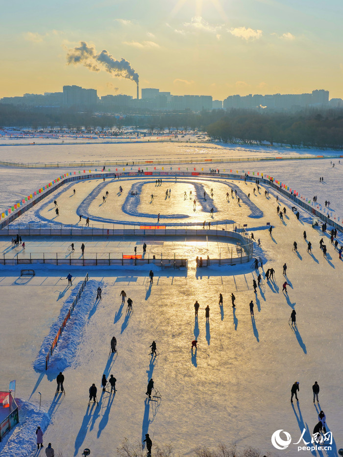 長春南湖公園滑冰場人氣十足。人民網記者 李洋攝