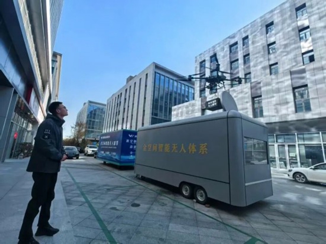 吉林省通途創(chuàng)新智能科技有限公司工作人員正在開展無人機物流配送工作。王帆 攝