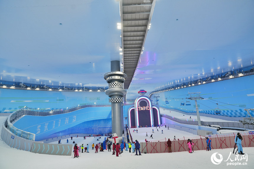 萬(wàn)達(dá)茂室內(nèi)滑雪場(chǎng)景觀。人民網(wǎng)記者 李洋攝