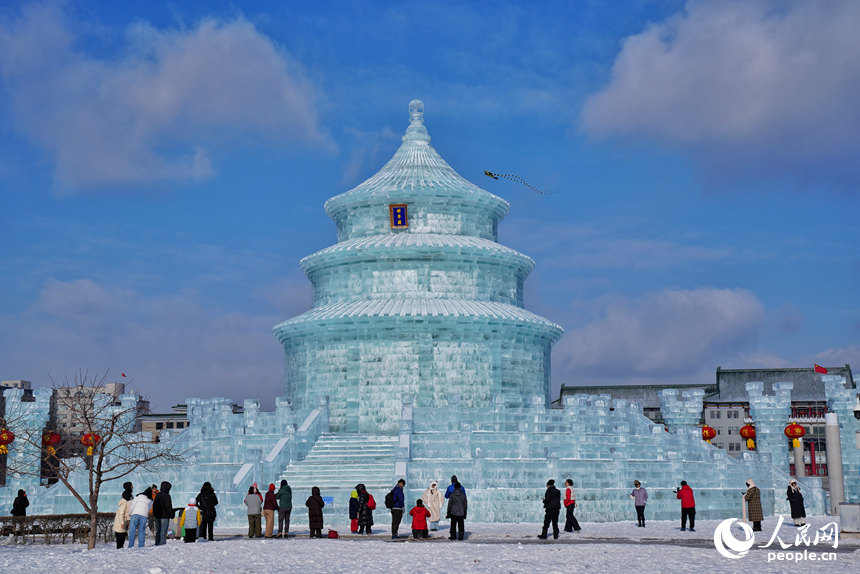 朝陽(yáng)區(qū)文化廣場(chǎng)“冰天壇”吸引著大批市民游客前來(lái)觀賞。人民網(wǎng)記者 李洋攝