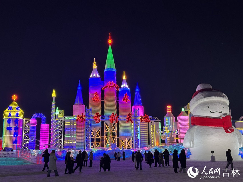 夜晚八點(diǎn)的長(zhǎng)春冰雪新天地門(mén)前，依然有很多游客入園。人民網(wǎng)記者 李思玥攝