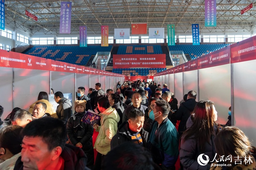 “春風(fēng)行動(dòng)”招聘會(huì)現(xiàn)場(chǎng)。人民網(wǎng)記者 李洋攝