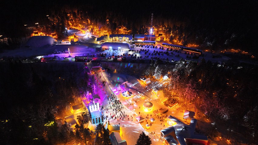 景區(qū)夜晚燈光璀璨，彩色燈帶與雪屋交織。（和龍市委宣傳部供圖）