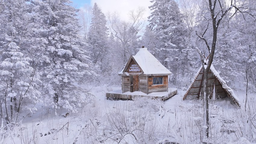 林間小木屋被厚雪覆蓋，宛如童話場景。（和龍市委宣傳部供圖）