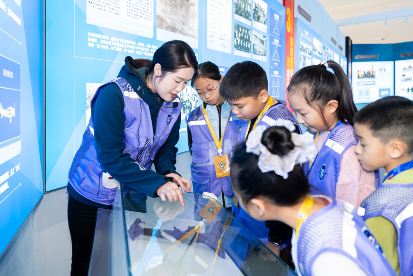 學生們被生動有趣的航空航天知識講解吸引駐足。主辦方供圖