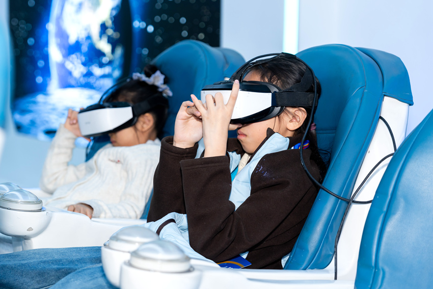 孩子們沉浸式體驗航空航天的魅力。主辦方供圖