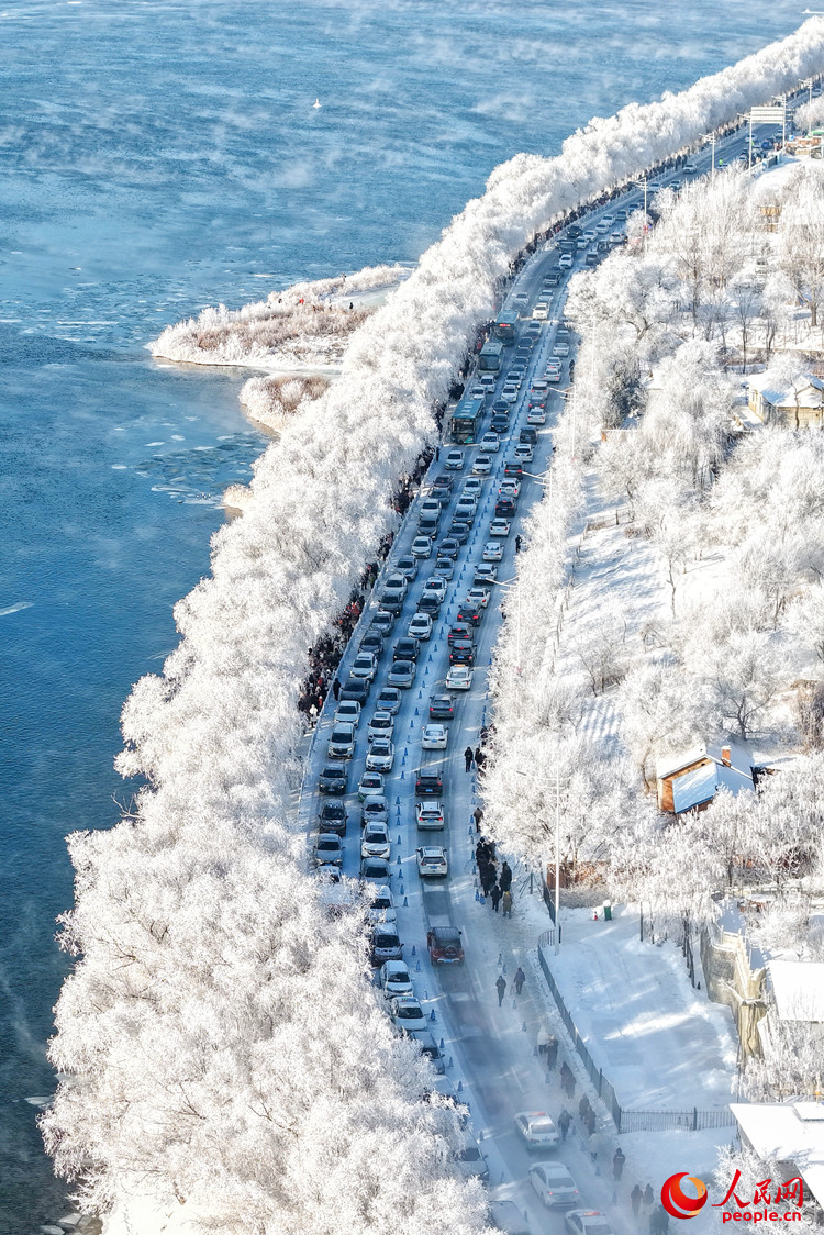 阿什哈達(dá)霧凇觀賞帶美輪美奐。人民網(wǎng)記者 李洋攝