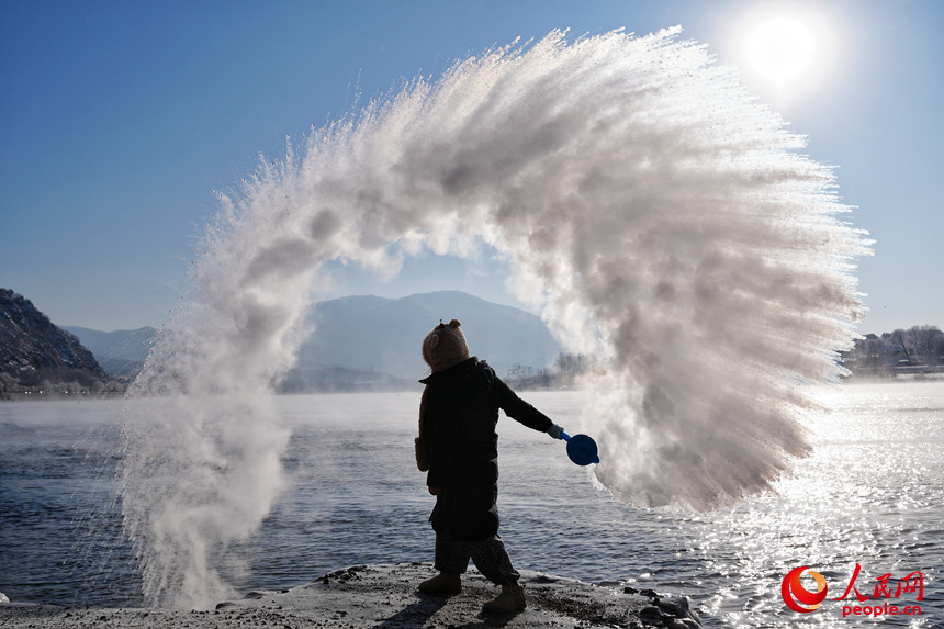 游客在松花江畔感受潑水成冰。人民網記者 李洋攝