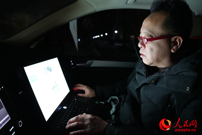 趙陽在編輯霧凇晨報。人民網記者 李洋攝