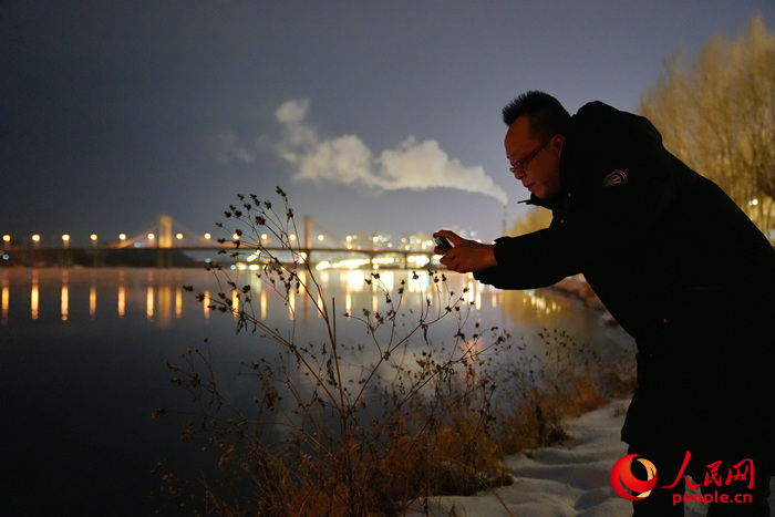 趙陽在松花江畔觀測霧凇。人民網記者 李洋攝