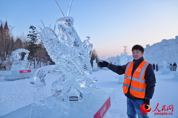 曲超與冰雪雕大賽作品合影。人民網記者 李洋攝