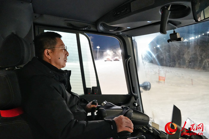 張斌在壓雪機內作業。人民網記者 李洋攝