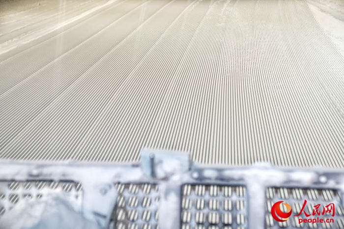 壓雪機刻出的“面條雪”。人民網記者 李洋攝