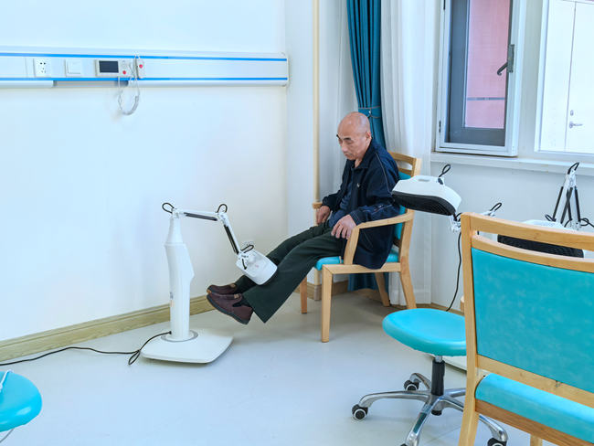 老人在院內進行康復治療。人民網記者 李洋攝