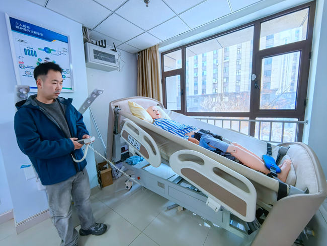 養老院內的智能化養老設備。人民網記者 李洋攝