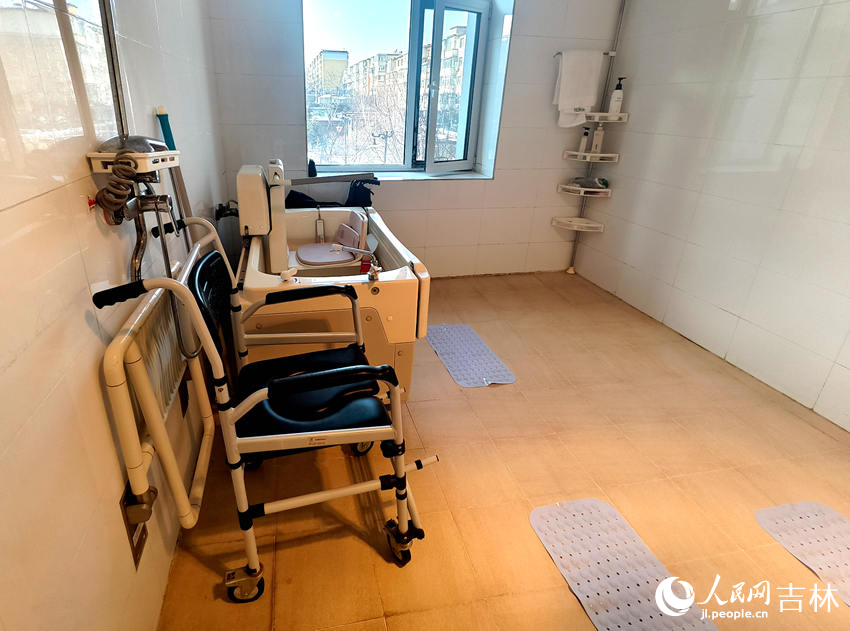 佐鄰佑舍南湖托養中心內的老年人浴室。人民網記者 關思聰攝