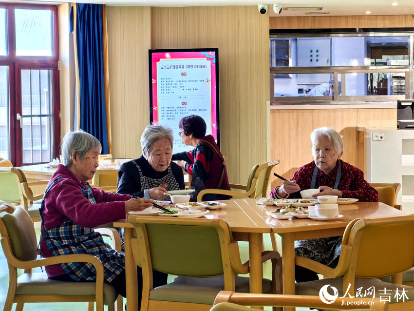 博遠·祥祉圓老人正在吃午餐。人民網記者 王海躍攝