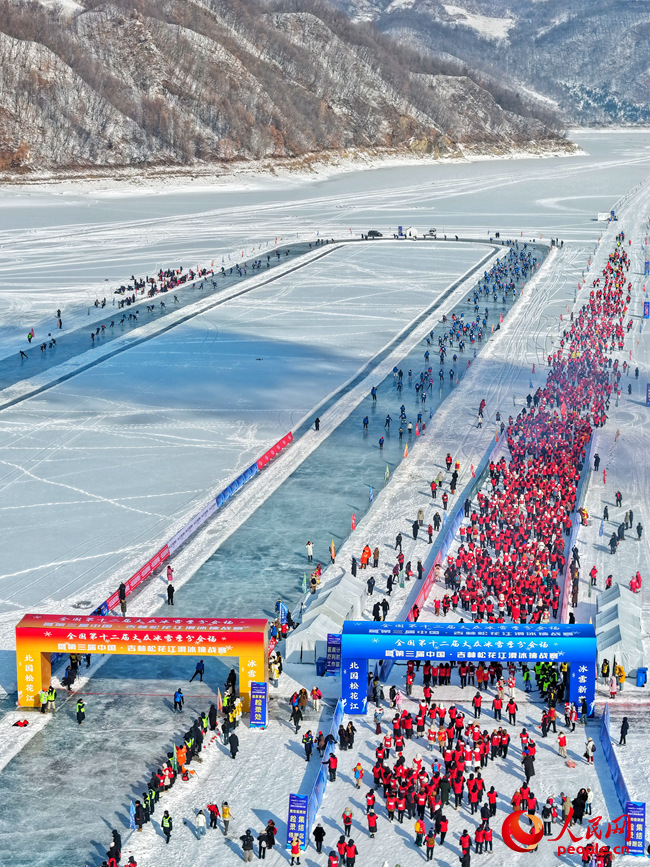 冰雪愛好者在松花江上演繹速度與激情。人民網(wǎng)記者 李洋攝