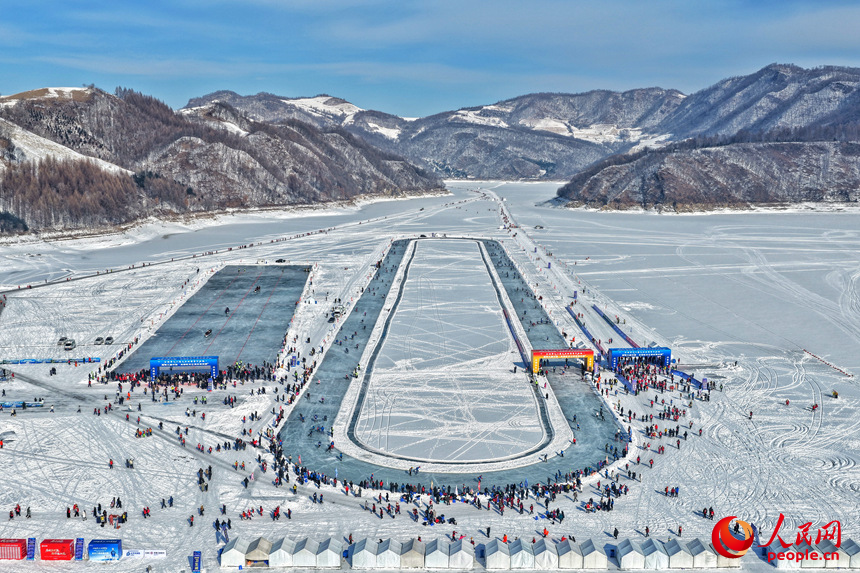 第三屆中國·吉林松花江滑冰挑戰(zhàn)賽現(xiàn)場。人民網(wǎng)記者 李洋攝