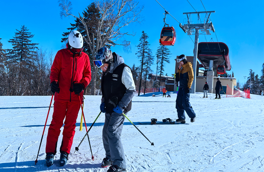 滑雪教練王玉喜正在教游客滑雪。人民網記者 王海躍攝