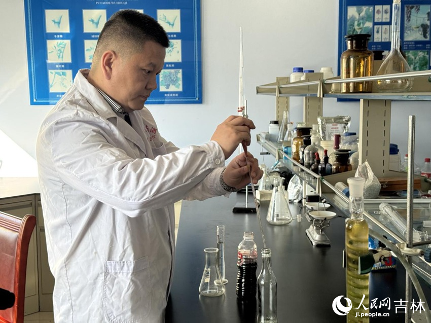 柳河縣山葡萄酒產業服務中心的實驗室里，工作人員正在進行糖分檢測試驗。人民網記者 李思玥攝