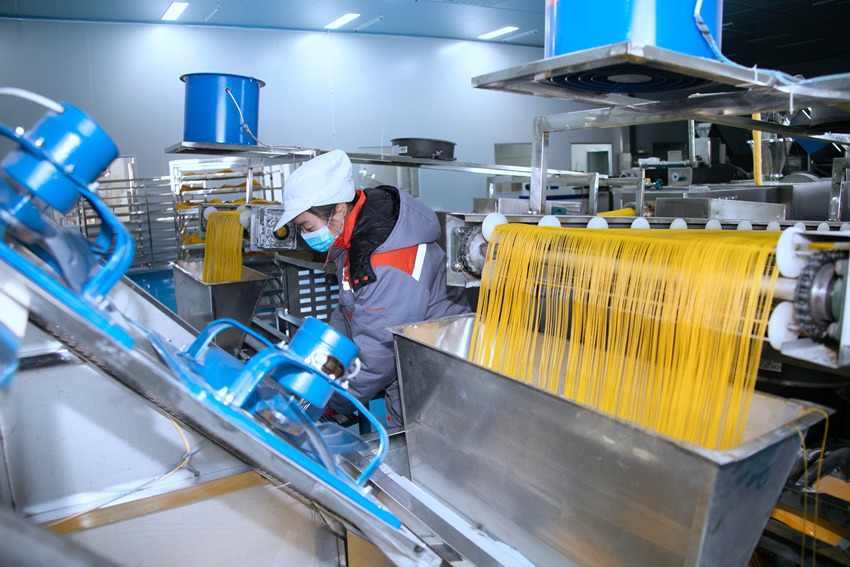 一粒粒雜糧經(jīng)過(guò)機(jī)器變?yōu)槊牢兜碾s糧產(chǎn)品。人民網(wǎng)記者 王海躍攝