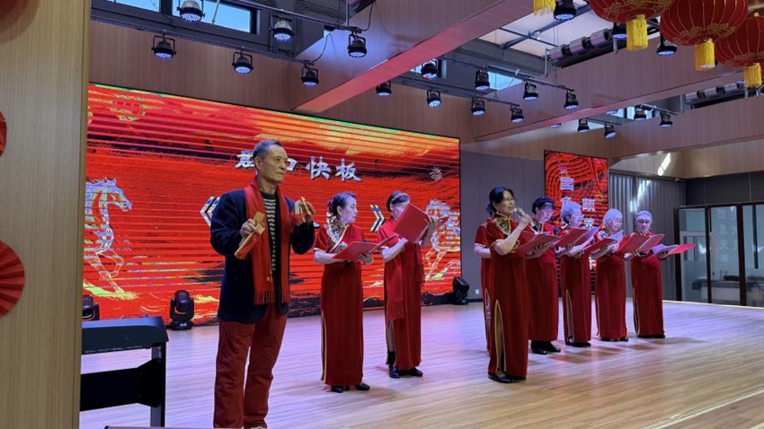 一場屬于老人們的“春節(jié)聯(lián)歡會”熱鬧上演。人民網(wǎng)記者 王海躍攝