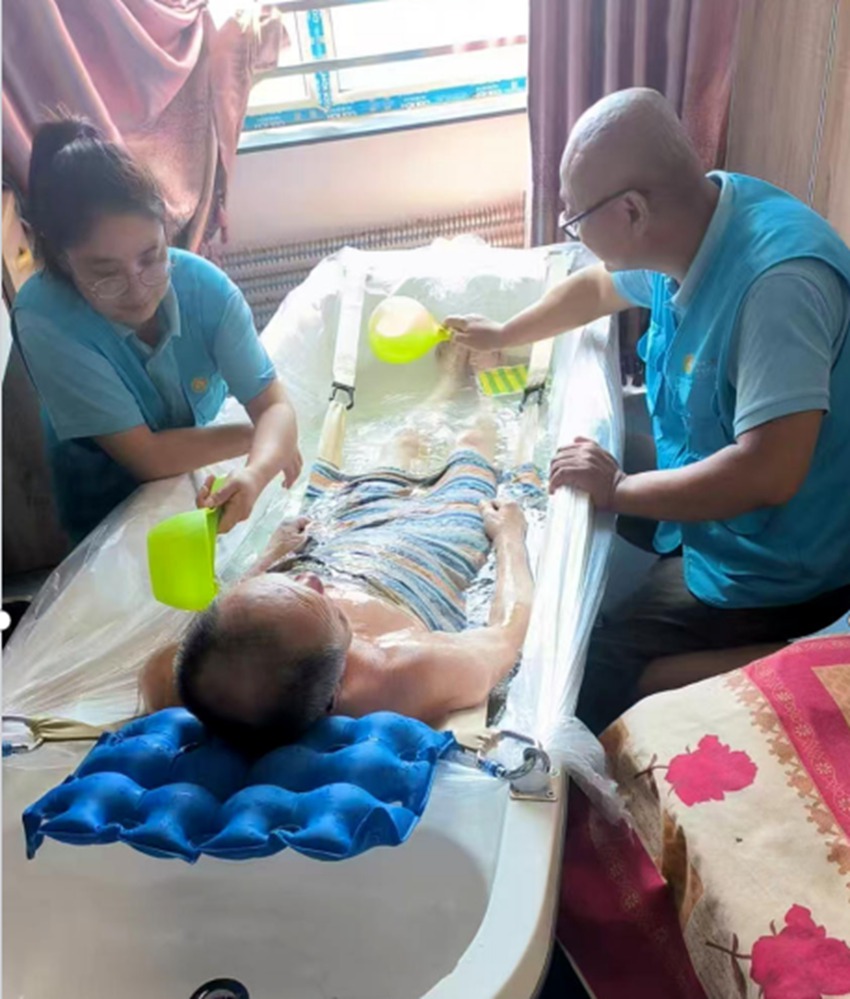 佐鄰佑舍南湖托養(yǎng)中心助浴團隊上門為老人服務(wù)（資料圖片）