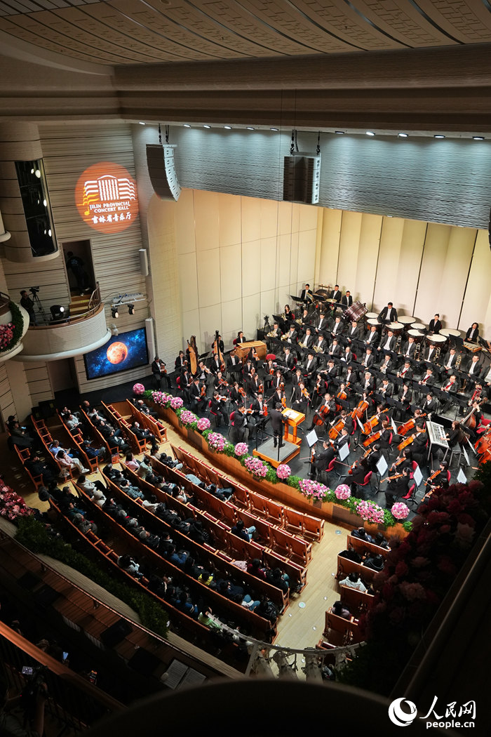 觀眾在吉林省音樂廳欣賞交響樂。人民網記者 李洋攝