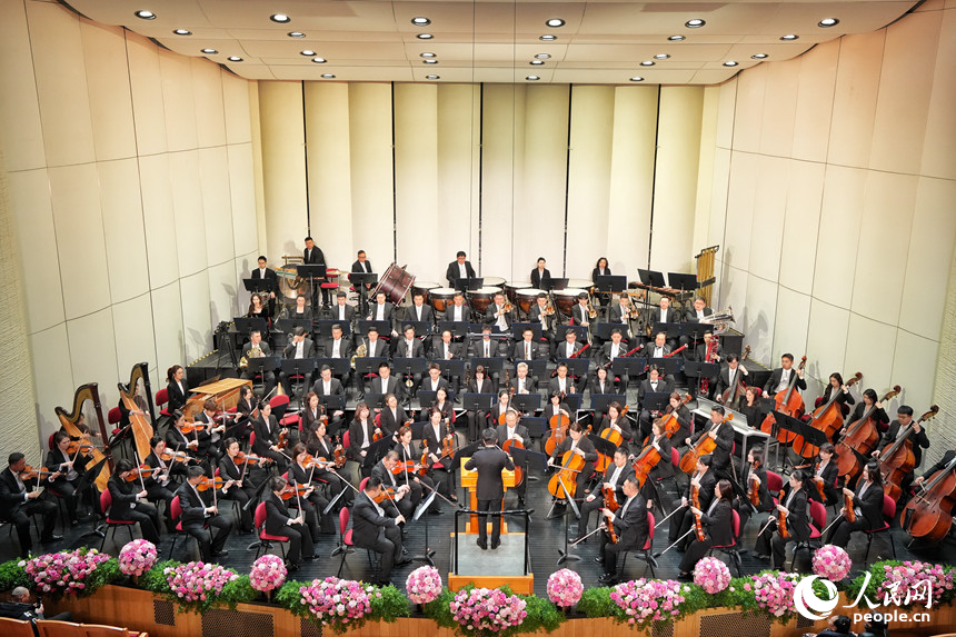 音樂家在劇場內(nèi)演奏。人民網(wǎng)記者 李洋攝