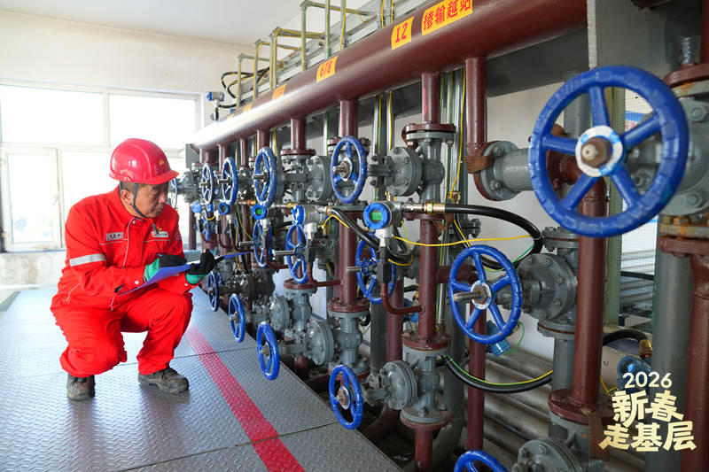 馮展好在記錄中轉站設備的各項參數。人民網記者 李洋攝