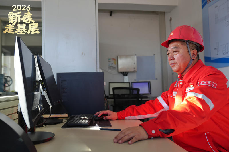 馮展好對中轉站內的數據進行分析。人民網記者 李洋攝