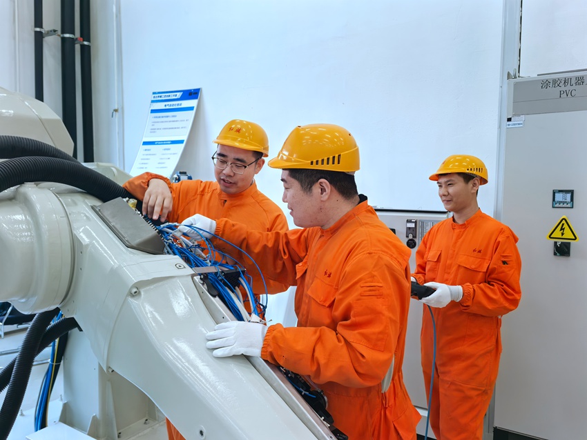 趙達給大家講解設備運行原理。人民網記者 王海躍攝