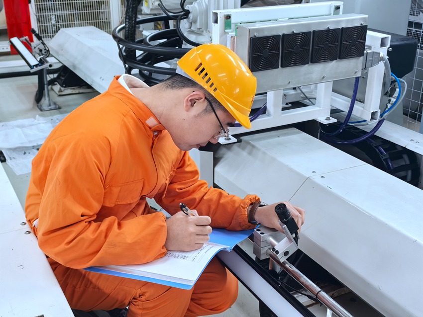 趙達進行設備巡查。人民網記者 王海躍攝