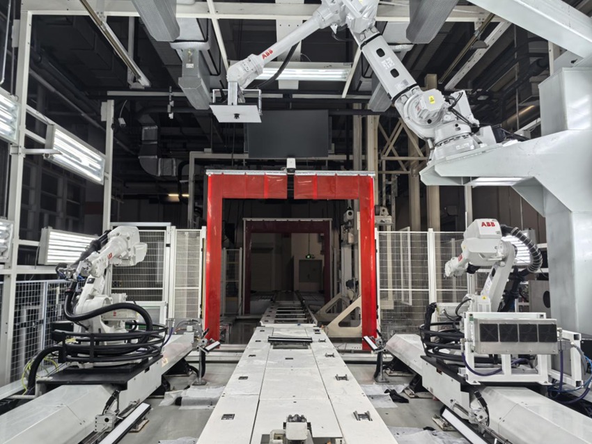 紅旗制造中心涂裝車間。人民網記者 王海躍攝